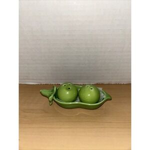 Two Peas in a Pod Salt and Pepper Shakers Ceramics‎